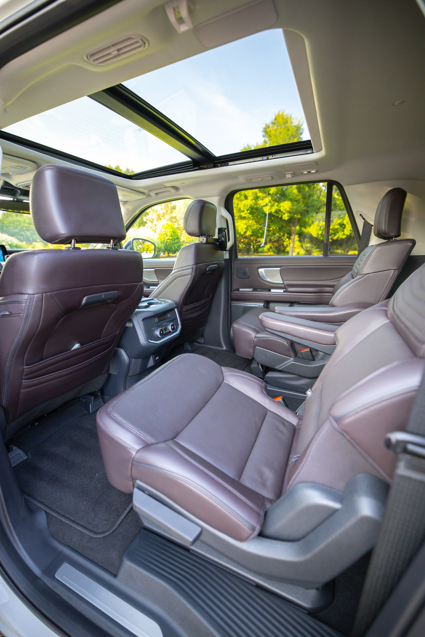 Used 2025 Ford Expedition Max Platinum w/ Platinum Ultimate Package AWD/4WD image 20