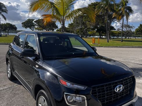 Used 2021 Hyundai Venue SE image 2