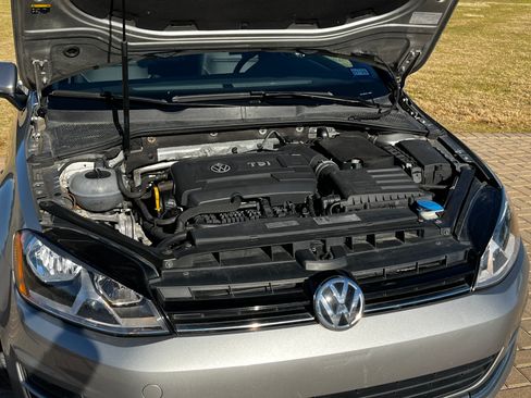 Used 2017 Volkswagen Golf SE image 10