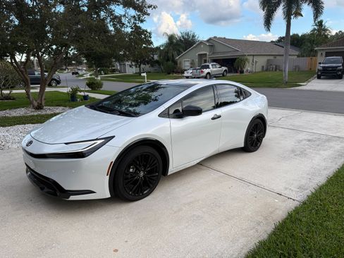 Used 2025 Toyota Prius image 4