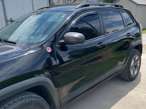 Used 2019 Jeep Cherokee Trailhawk AWD/4WD image 1