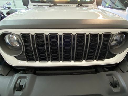 Used 2025 Jeep Wrangler Sport AWD/4WD image 15