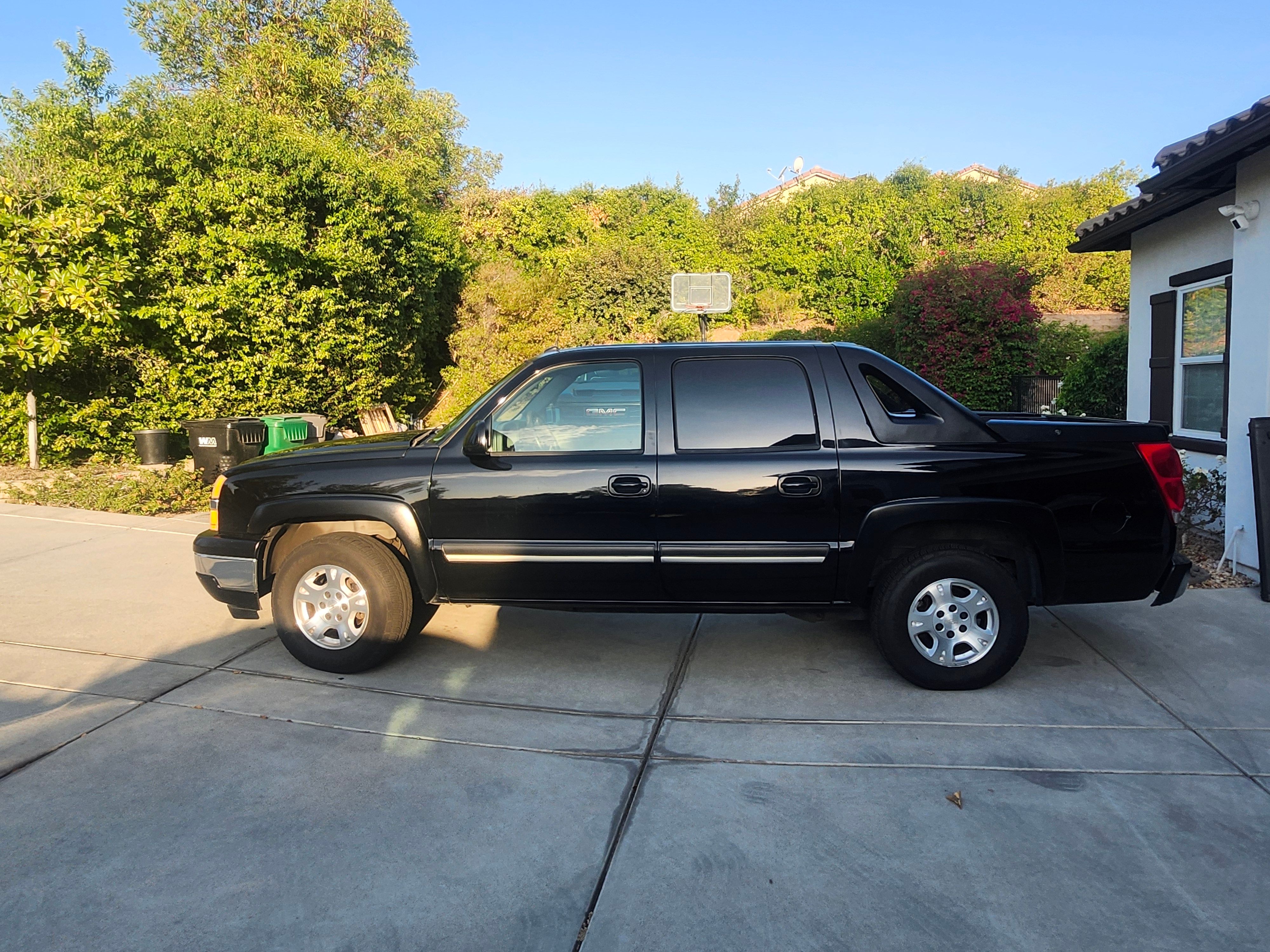 Used 2005 Chevrolet Avalanche Z71 w/ Sun And Sound Package AWD/4WD image 5