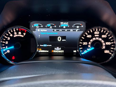 Used 2015 Ford F150 Platinum w/ Equipment Group 701A Luxury AWD/4WD image 16
