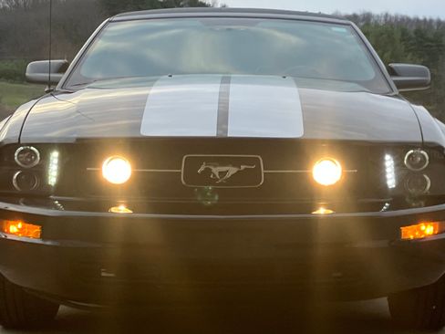 Used 2007 Ford Mustang Convertible RWD image 2