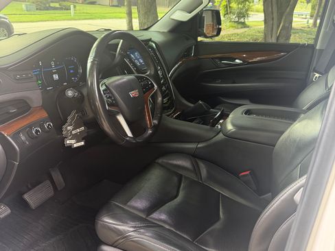 Used 2019 Cadillac Escalade Luxury AWD/4WD image 6