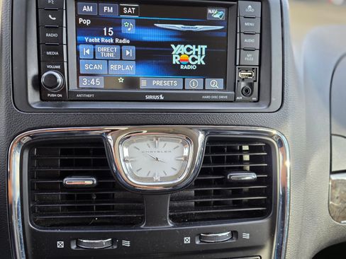 Used 2016 Chrysler Town & Country Touring w/ Driver Convenience Group image 13