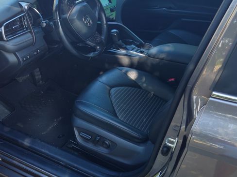 Used 2020 Toyota Camry SE w/ Preferred Accessory Package image 5