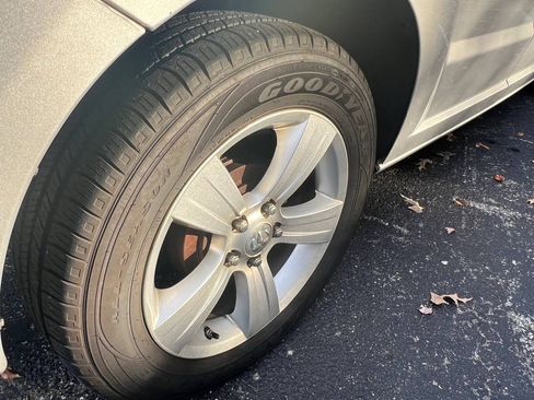 Used 2010 Dodge Caliber SXT image 8