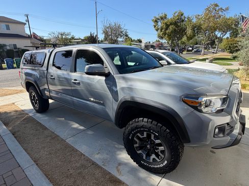 Used 2018 Toyota Tacoma TRD Off-Road w/ Technology Package AWD/4WD image 9
