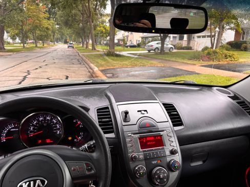 Used 2011 Kia Soul + w/ Audio Pkg FWD image 12