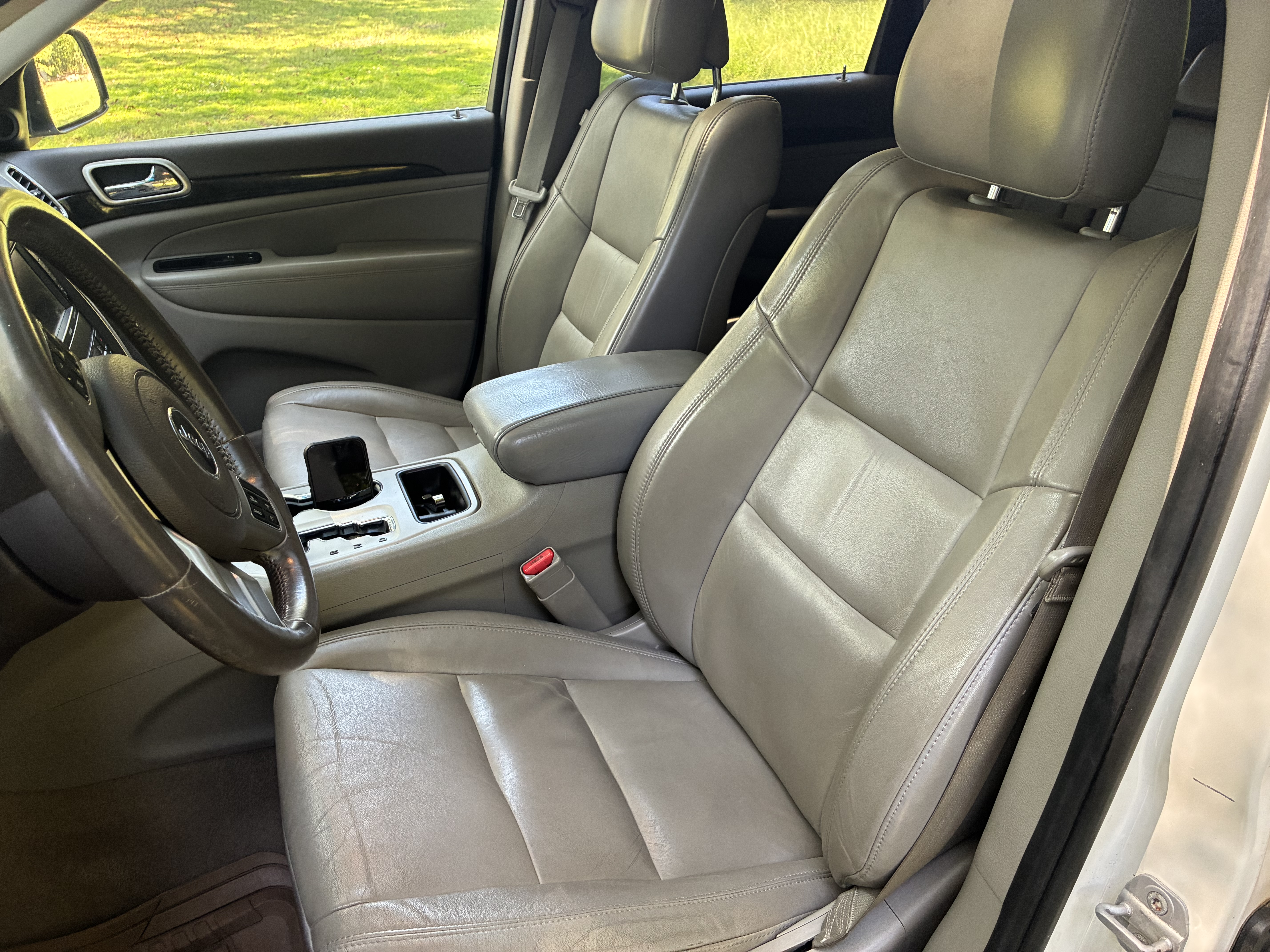 Used 2011 Jeep Grand Cherokee Laredo AWD/4WD image 6