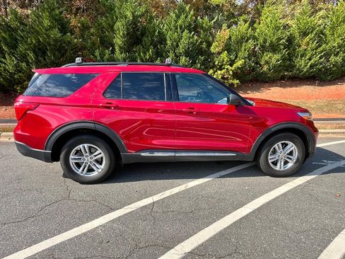 Used 2020 Ford Explorer XLT w/ Equipment Group 202A image 4