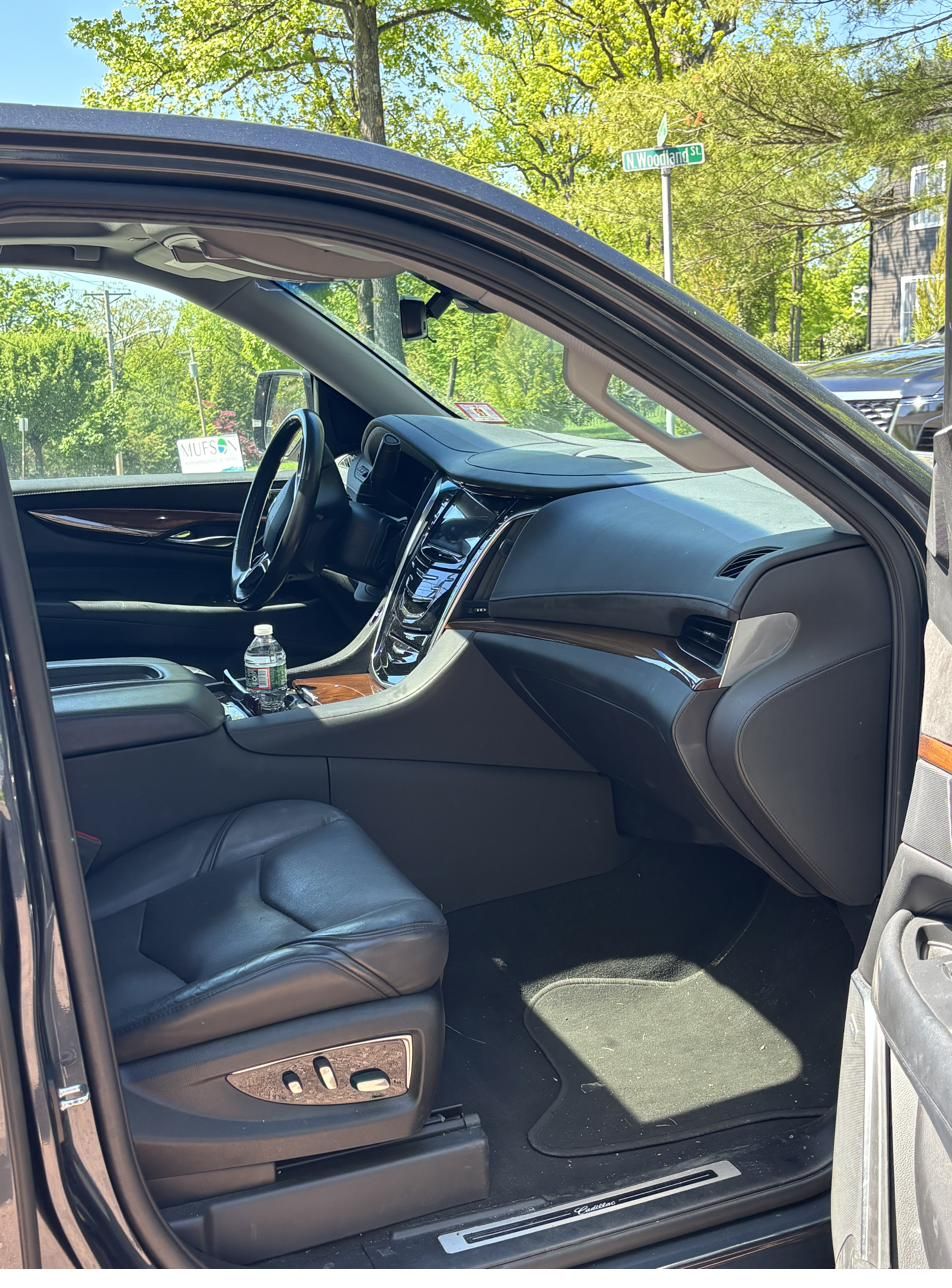 Used 2020 Cadillac Escalade Luxury AWD/4WD image 9