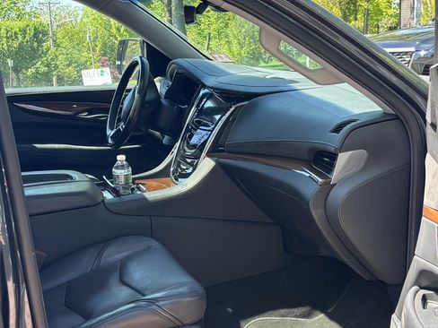 Used 2020 Cadillac Escalade Luxury AWD/4WD image 9