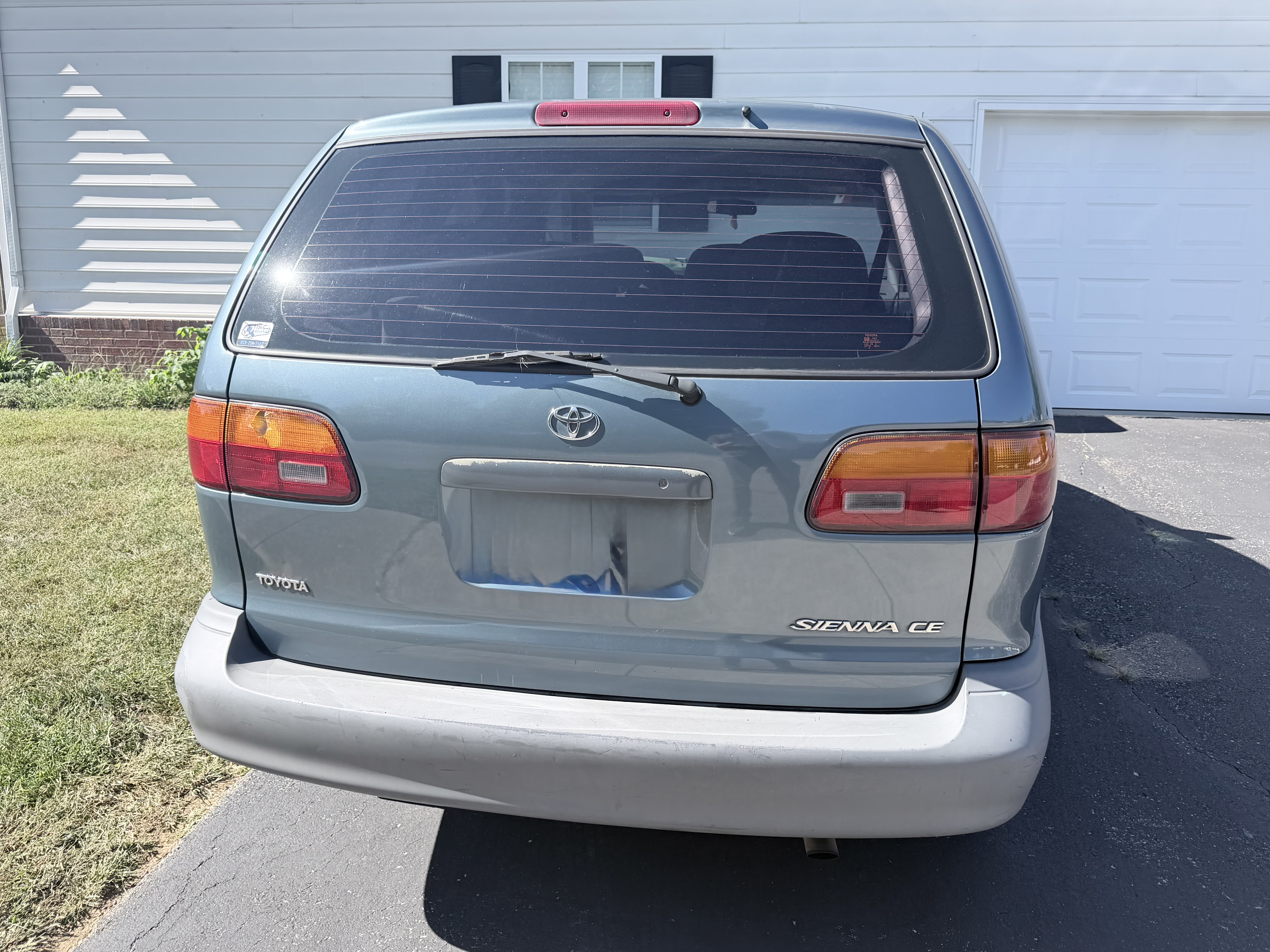 Used 2000 Toyota Sienna CE FWD image 2