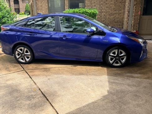 Used 2016 Toyota Prius Three Touring image 4