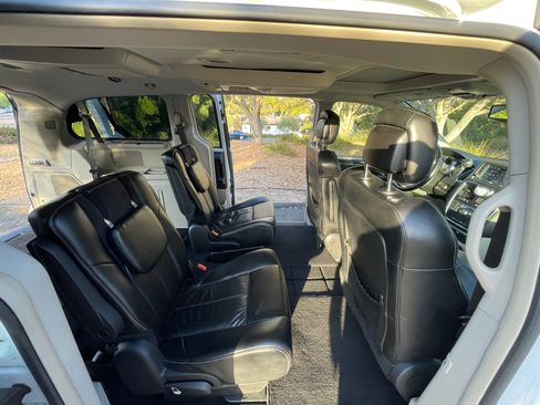 Used 2015 Chrysler Town & Country Limited Platinum FWD image 21