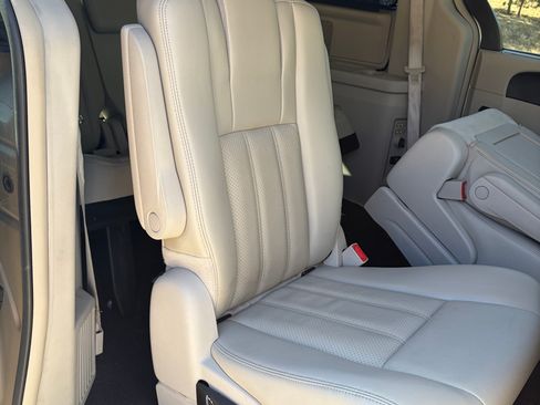 Used 2013 Chrysler Town & Country Touring-L w/ Entertainment Group #2 FWD image 14