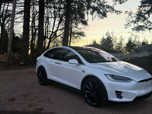 Used 2018 Tesla Model X 75D image 11