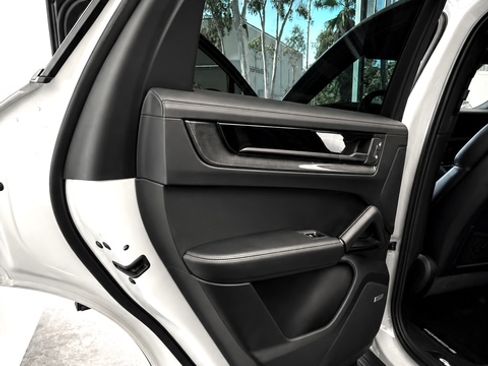 Used 2025 Porsche Cayenne GTS AWD/4WD image 16
