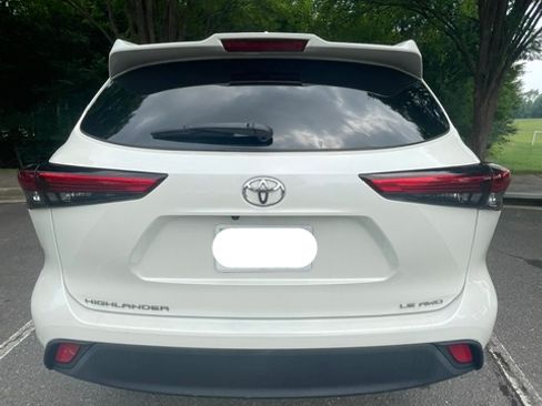 Used 2021 Toyota Highlander LE AWD/4WD image 8