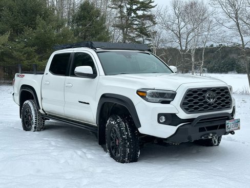 Used 2022 Toyota Tacoma TRD Off-Road image 2