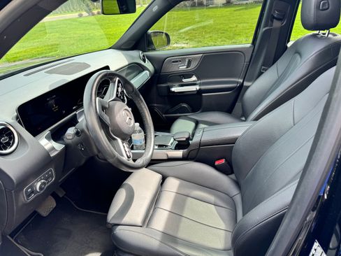 Used 2020 Mercedes-Benz GLB 250 250 4MATIC Sport Utility 4D image 2