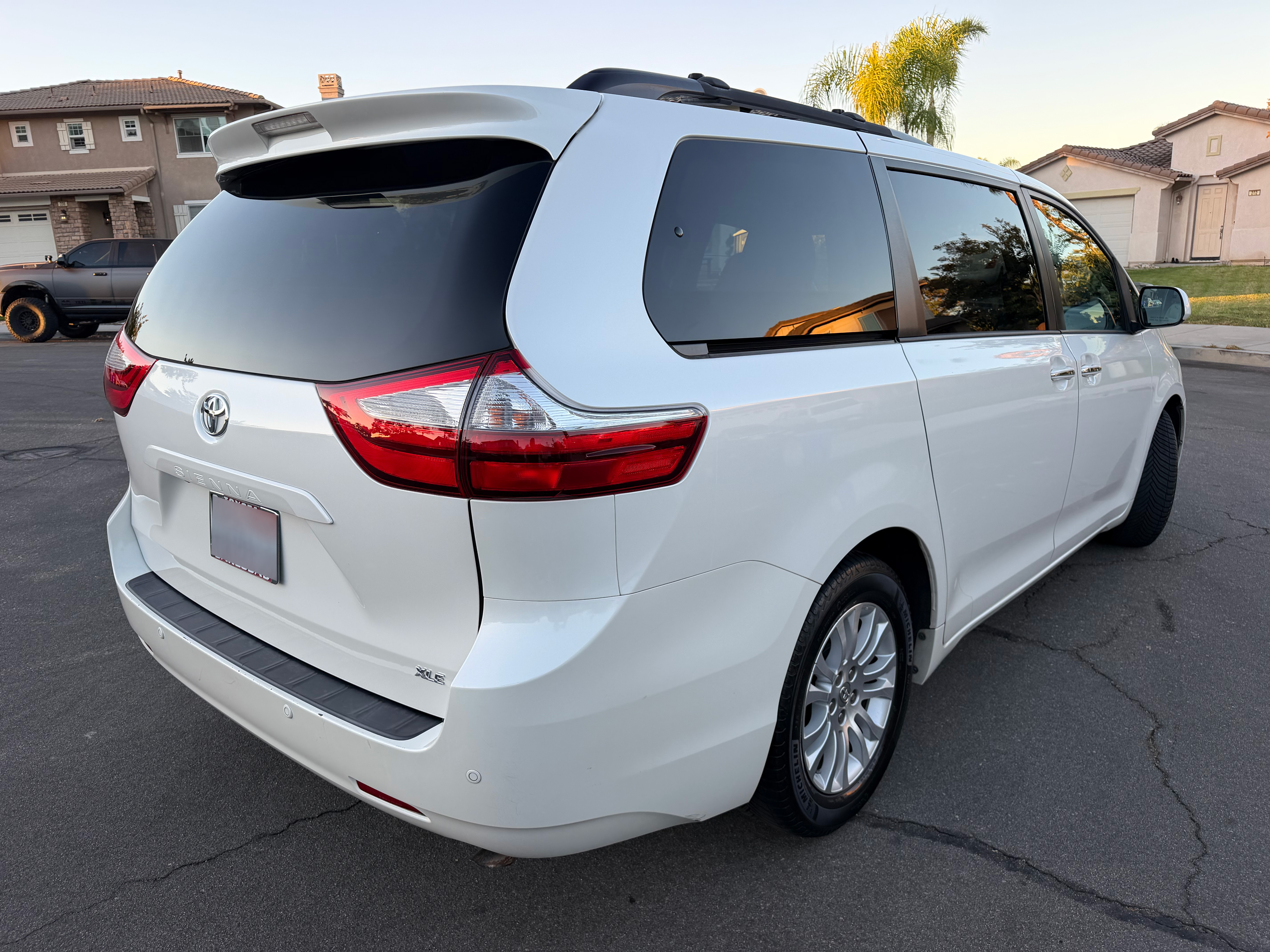 Used 2015 Toyota Sienna XLE Premium FWD image 4