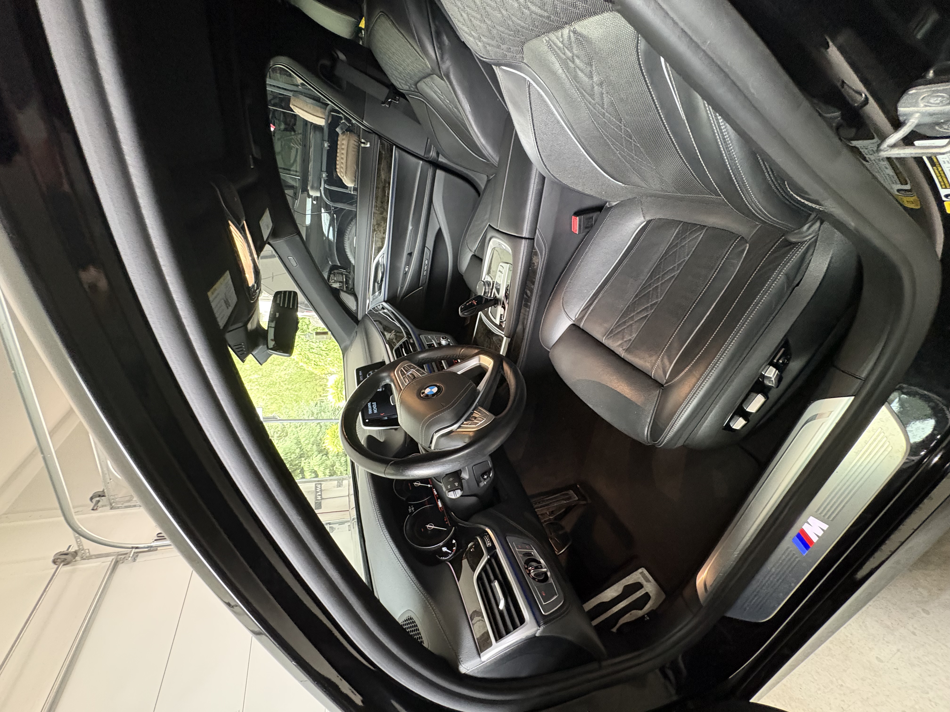 Used 2019 BMW 750i w/ M Sport Package RWD image 4
