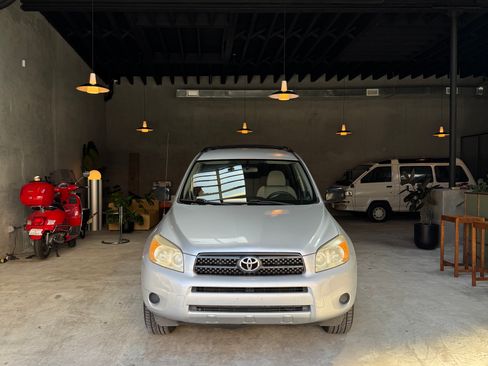 Used 2006 Toyota RAV4 4WD image 2