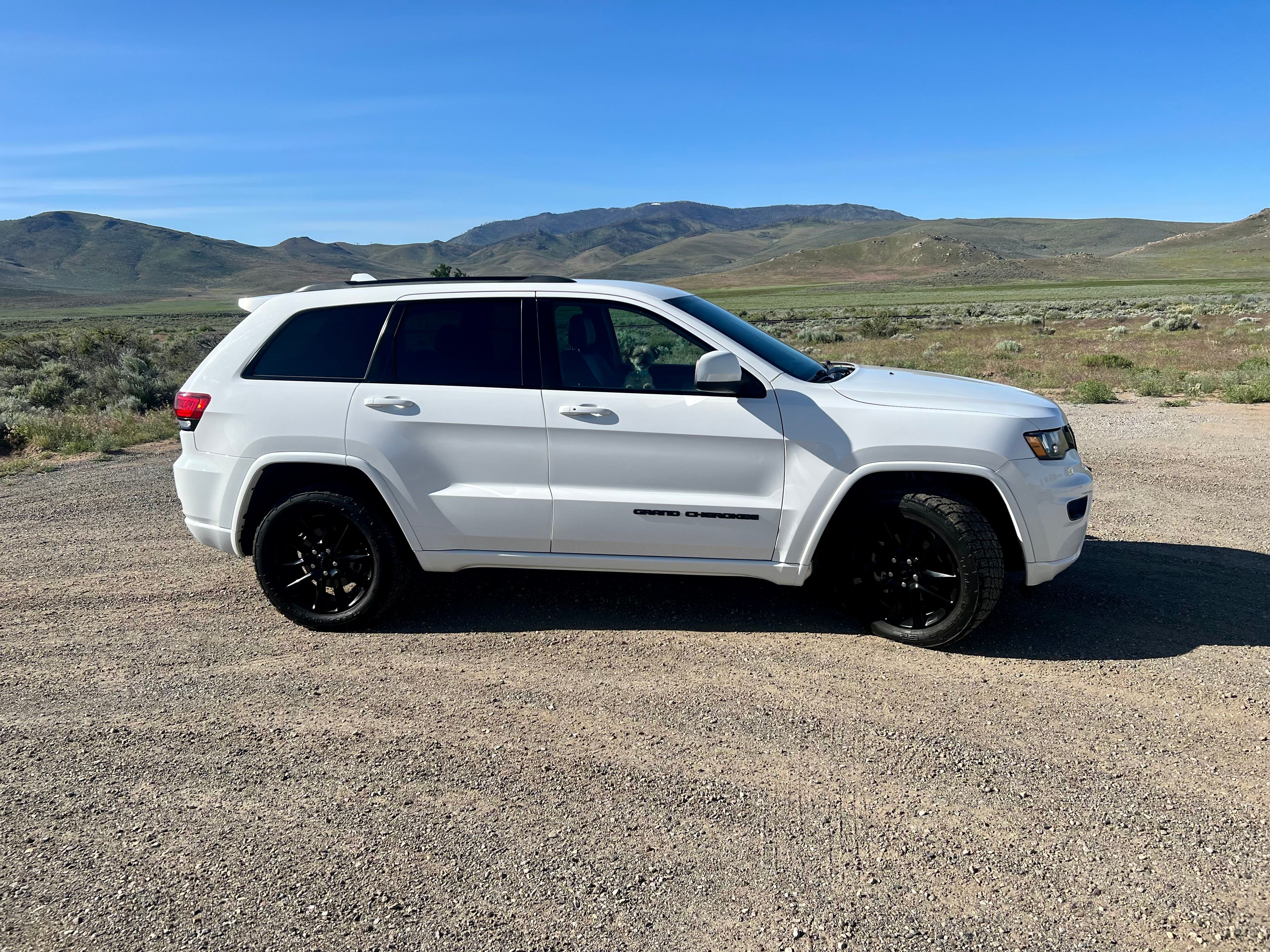 Used 2018 Jeep Grand Cherokee Altitude RWD image 10
