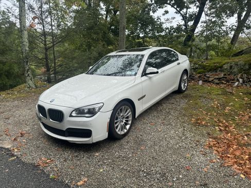 Used 2014 BMW 750i xDrive image 2