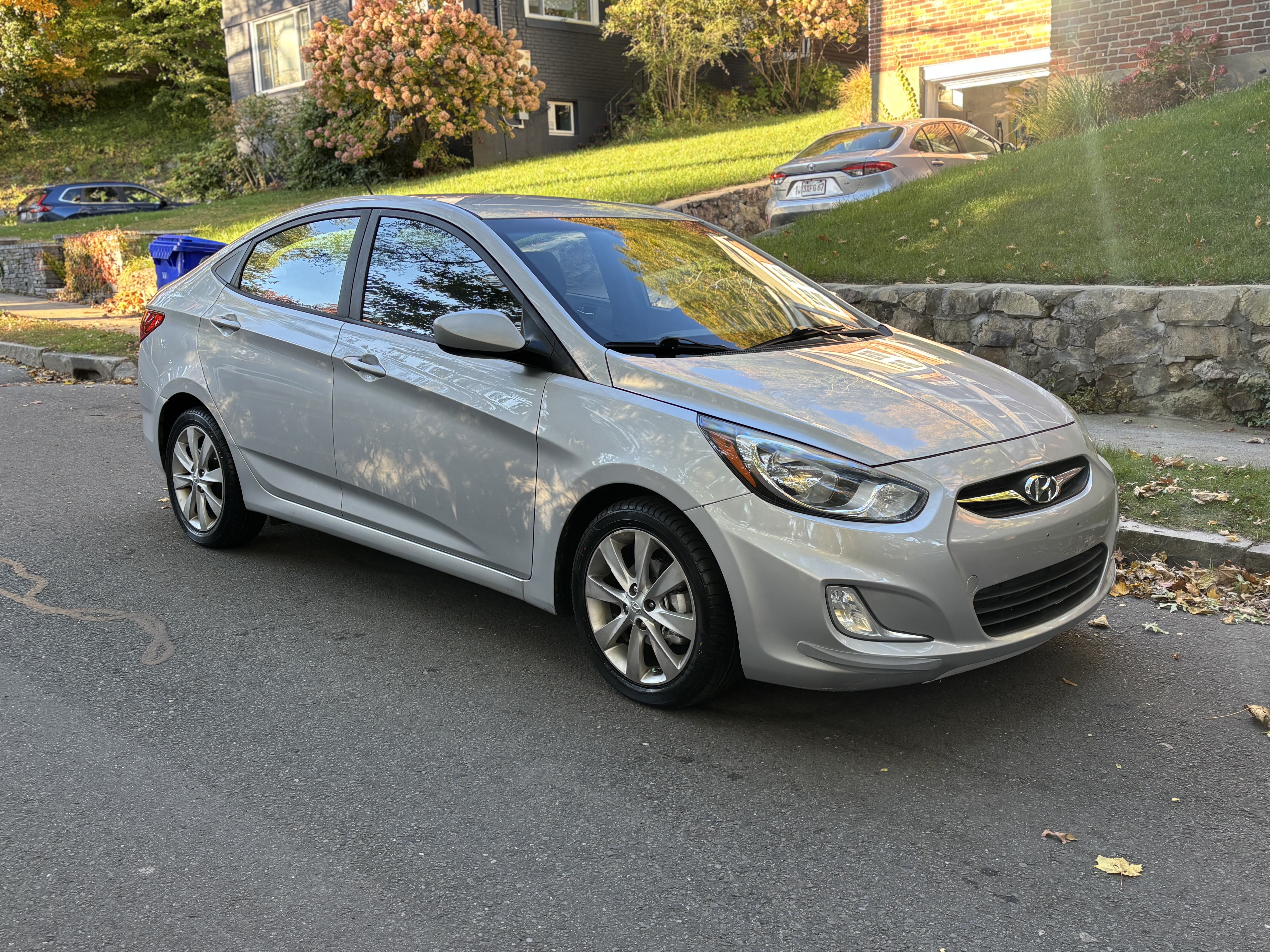 Used 2013 Hyundai Accent GLS w/ Premium Pkg FWD image 6