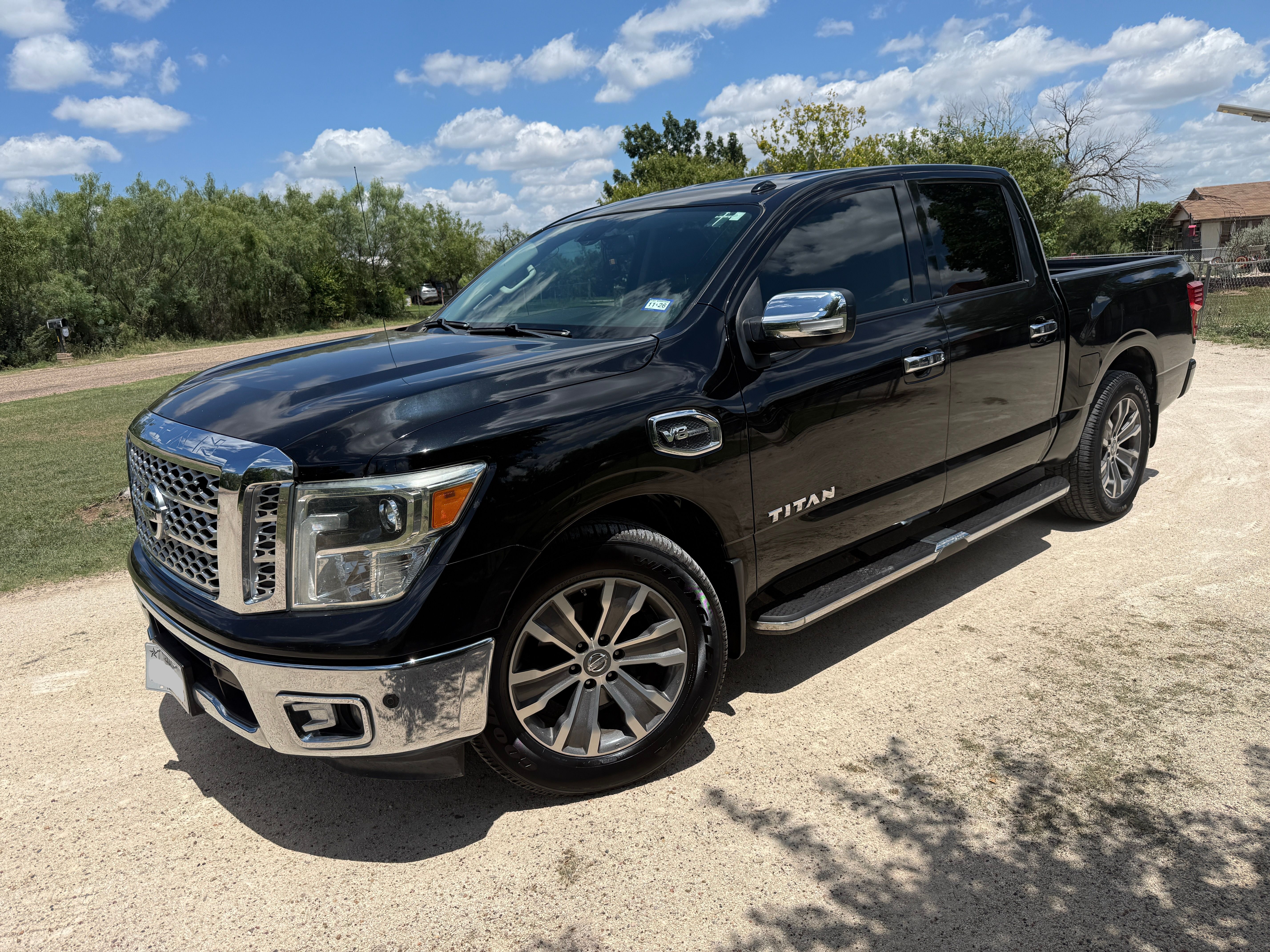 Used 2017 Nissan Titan SL RWD image 1