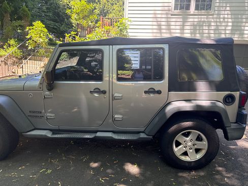 Used 2016 Jeep Wrangler Unlimited Sport AWD/4WD image 5
