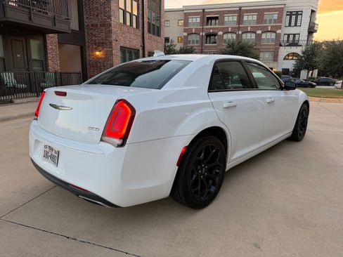 Used 2019 Chrysler 300 Touring w/ Sport Appearance Package RWD image 5