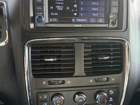 Used 2020 Dodge Grand Caravan SXT image 6