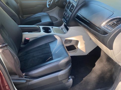 Used 2017 Dodge Grand Caravan SXT image 18