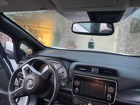 Used 2019 Nissan Leaf SV w/ SV Technology Package image 22