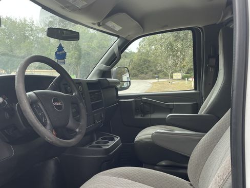 Used 2017 GMC Savana 2500 image 2