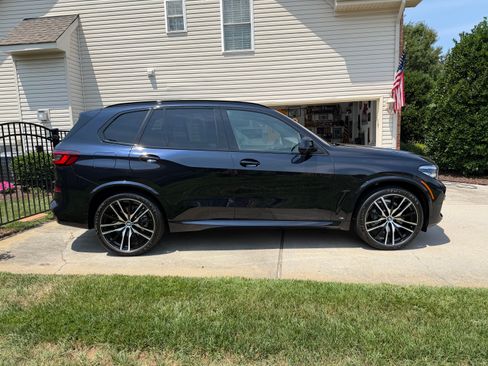 Used 2022 BMW X5 xDrive40i w/ M Sport Package AWD/4WD image 4