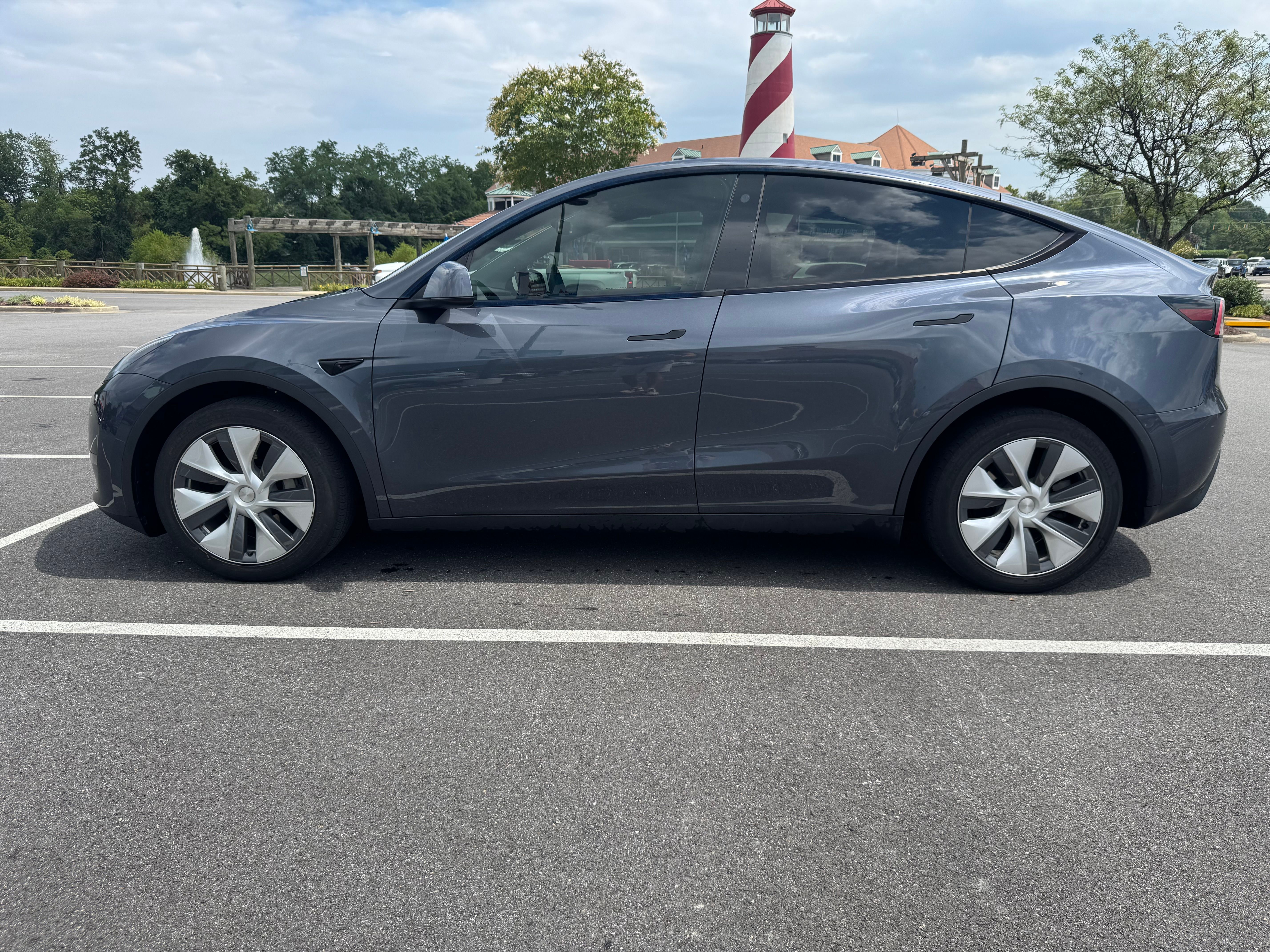 Used 2023 Tesla Model Y Long Range AWD/4WD image 2