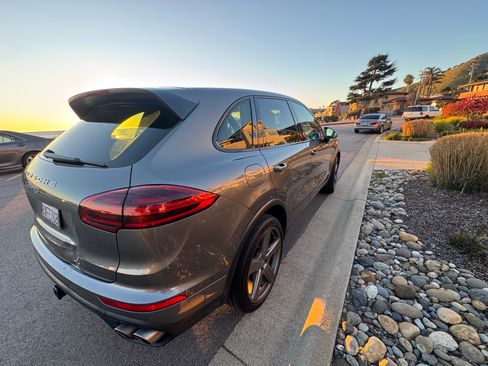 Used 2017 Porsche Cayenne S image 2