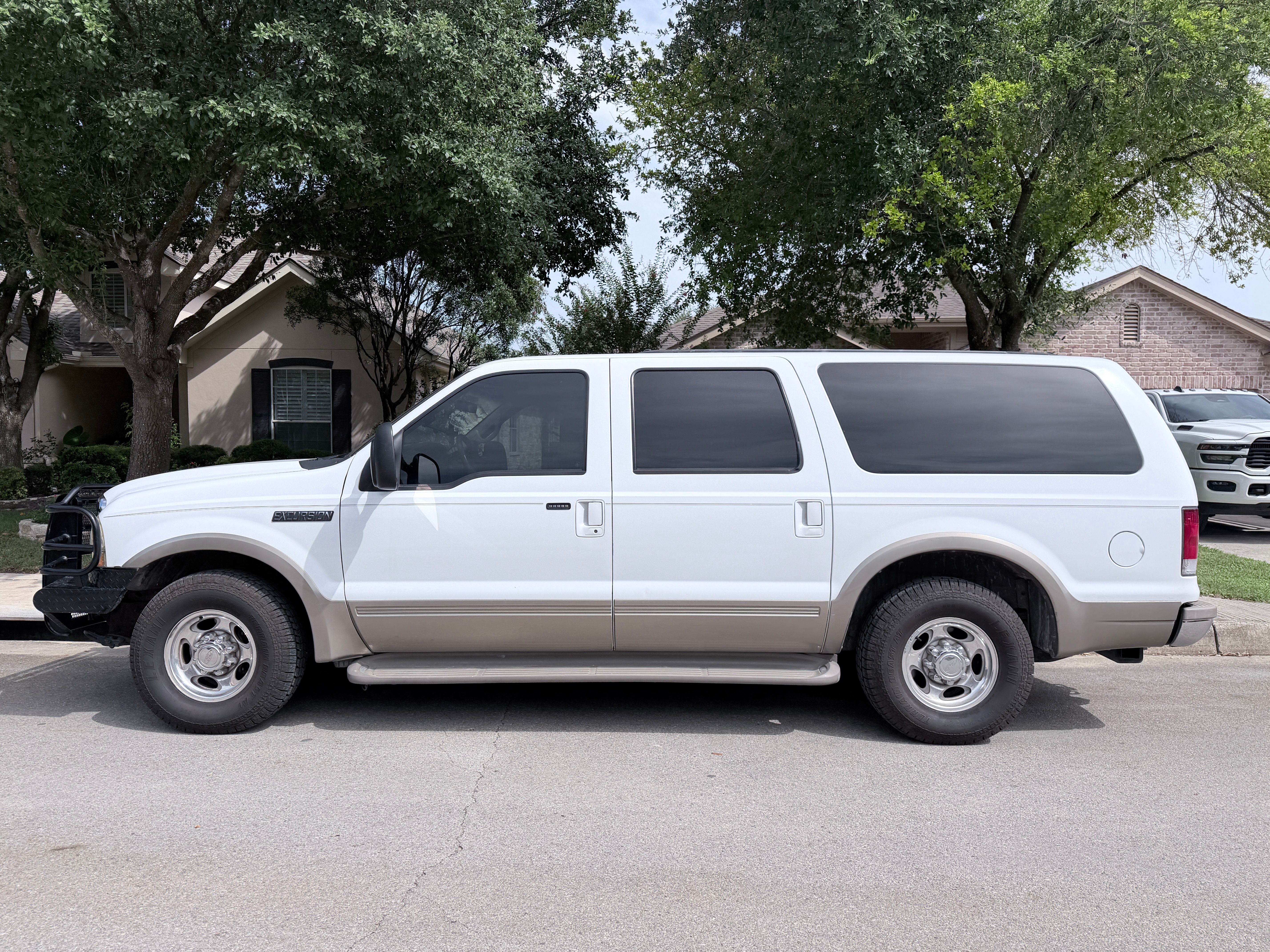 Used 2000 Ford Excursion Limited RWD image 4