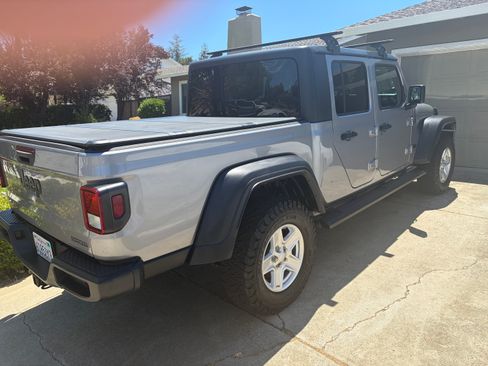 Used 2020 Jeep Gladiator Sport w/ Quick Order Package 24S AWD/4WD image 2