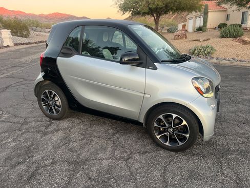 Used 2016 smart fortwo passion image 12