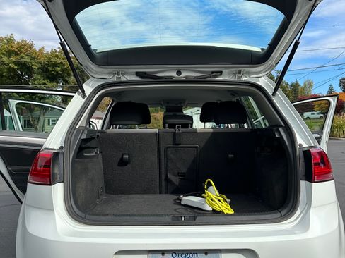 Used 2016 Volkswagen e-Golf SE w/ DC Fast Charging Package image 9