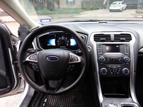 Used 2017 Ford Fusion SE image 12