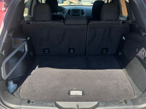 Used 2017 Jeep Cherokee Latitude w/ Cold Weather Group AWD/4WD image 2
